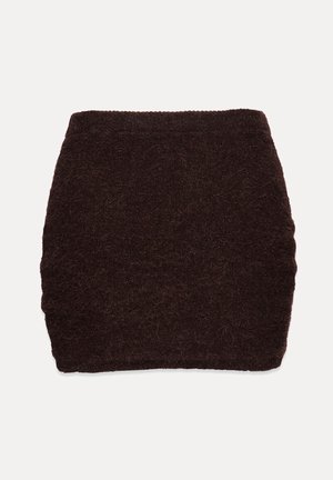 Sötétbarna bolyhos kötött mini szoknya, egyszerű, testhezálló sziluettel, sima fehér háttér előtt.