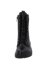 Botte en cuir noir à lacets avec bout rond, tige haute, œillets en métal et fermeture éclair latérale, présentant une finition texturée et une semelle robuste.