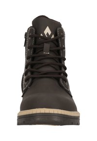 Brun vandringskänga med en texturerad gummisula, flätade snören och mörka detaljer. Har en robust design och metallöglor.