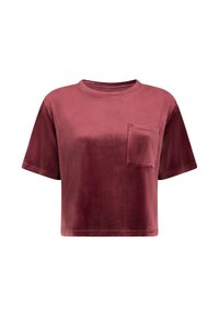 Fluwelen top met korte mouwen in dieprood, met een ronde halslijn en borstzakje. De top heeft een ontspannen pasvorm en een zachte textuur.