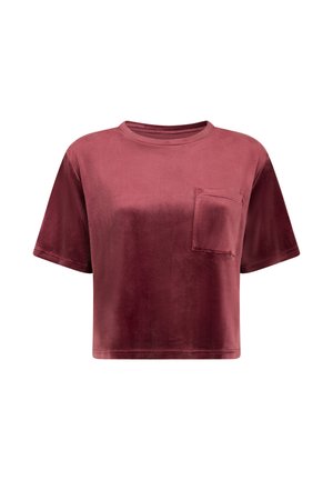Fluwelen top met korte mouwen in dieprood, met een ronde halslijn en borstzakje. De top heeft een ontspannen pasvorm en een zachte textuur.