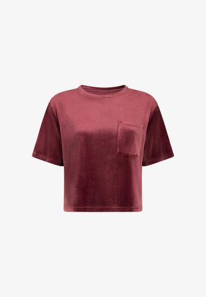 Fluwelen top met korte mouwen in dieprood, met een ronde halslijn en borstzakje. De top heeft een ontspannen pasvorm en een zachte textuur.