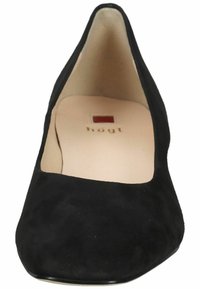 Escarpin en suède noir avec un bout rond et une découpe basse, doté d'un intérieur lisse et d'un petit logo au centre.