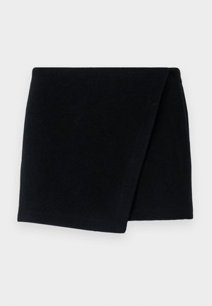 Eșarfă din lână neagră, formă rectangulară, textură moale, pliată cu marginile curate, design minimal, potrivită pentru căldură și straturi.