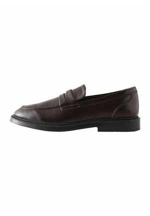 Dunkelbrauner Lederloafer mit schwarzer Sohle, Slip-On-Stil und einem Riemendetail über dem oberen Teil.