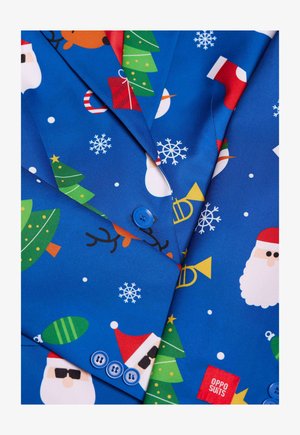 Mėlynas švarkas su šventiniais raštais, kuriuose yra Kalėdų Senelis, snaigės, Kalėdų eglutės ir dovanos; turi mėlyną mygtuką ir logotipo etiketę.