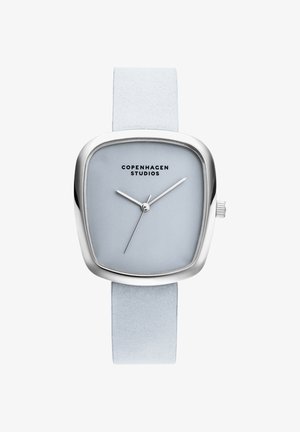 Minimalistisch horloge met een vierkante zilverkleurige rand, lichtblauwe wijzerplaat, zilveren wijzers, lichtblauwe leren band en label "Copenhagen Studios".
