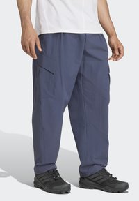 Pantalones cargo de la Marina hechos de un tejido ligero, con múltiples bolsillos grandes y un ajuste relajado. Acabados con sutiles detalles de costura.