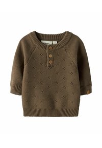 Pull bébé marron tricoté avec trois boutons en bois sur le devant, motif texturé, poignets et ourlet côtelés.