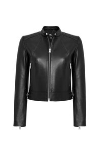 Giacca di pelle nera con un design aderente, spalle trapuntate, chiusura con zip anteriore e tasche, e colletto rialzato. Tessuto morbido.