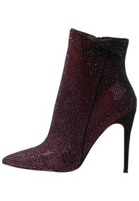 Stivale alla caviglia con tacco alto e punta affilata, ricoperto di strass multicolori che sfumano dal rosso al nero. Tessuto liscia con una silhouette elegante.
