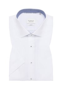 Camicia bianca slim-fit realizzata in tessuto liscio, con una fodera del colletto a motivi blu e sei bottoni simili a perle lungo la parte anteriore.