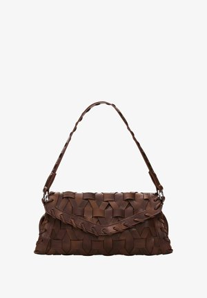 Borsa a tracolla in pelle marrone con cinturino intrecciato e chiusura a patta, con dettagli intrecciati sulla maniglia e sui bordi.