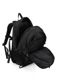Zaino nero con due scomparti, tessuto texturizzato, spallacci regolabili, dettagli in rete e numerose chiusure a zip per uno stoccaggio facile e accessibile.
