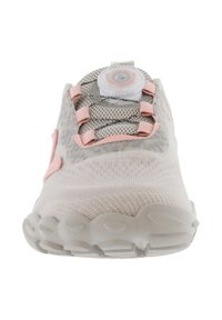 Scarpa sportiva grigio chiaro e rosa con tomaia in mesh traspirante, suola texturizzata e sistema di allacciatura a quadrante rotondo sulla parte superiore.