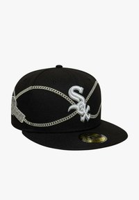 Gorra negra con costura en cadena plateada y logotipo bordado "Sox". Presenta una visera plana y tela texturizada, con un detalle adicional del logotipo en el lateral.