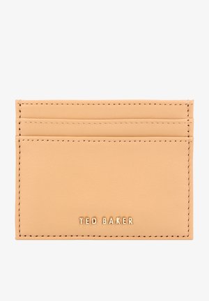 Tan leren kaarthouder met vier vakken en reliëflogo aan de onderkant. Gladde textuur met zichtbare stiksels langs de randen.