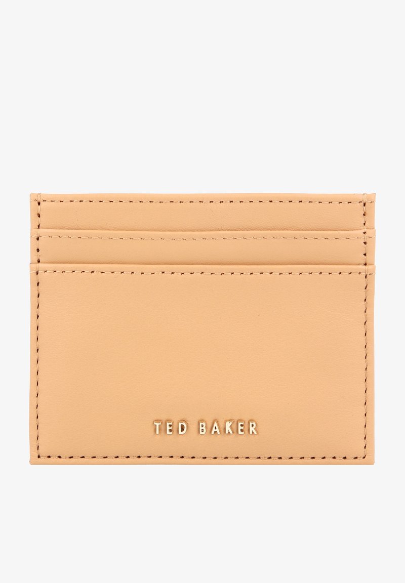 Tan leren kaarthouder met vier vakken en reliëflogo aan de onderkant. Gladde textuur met zichtbare stiksels langs de randen.