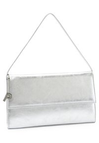 Silberne metallische Clutch-Tasche mit flachem Design, Reißverschlussverschluss und einem Schlüsselakzent. Glatte Textur mit dezentem Glanz und Logodetail.
