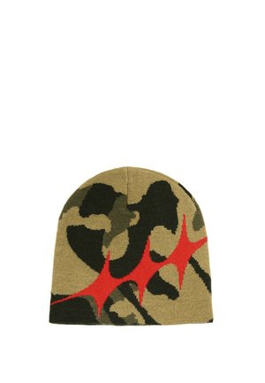 Bonnet en maille avec motif camouflage vert et noir et trois formes d’étoiles rouges sur le devant.