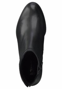 Schwarze Lederknöchelboots mit einem eleganten Obermaterial, spitzer Zehenpartie, seitlichem Reißverschluss und strukturierten Fersenakzenten. Glatte Oberfläche und minimalistisches Design.