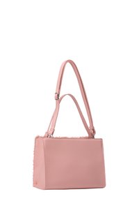 Borsa a tracolla in pelle rosa con una forma rettangolare strutturata. Presenta una morbida rifinitura simile alla pelliccia lungo la parte superiore e una singola tracolla regolabile.