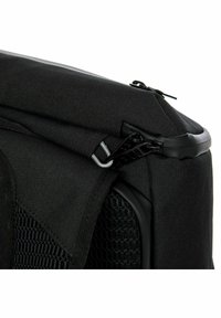 Bolsa negra con un acabado de tela texturizada, forma curva, cremallera superior y panel de malla. Presenta un clip de plástico y un acento de goma.