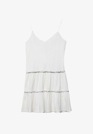 Robe blanche sans manches avec fines bretelles, col en V, et deux rangées horizontales de petits sequins argentés sur une jupe à volants.