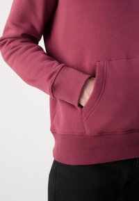 GANT EMBOSSED - Jersey con capucha - wine red
