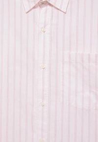 Chemise blanche à boutons avec de fines rayures rouges verticales et une poche poitrine sur le côté droit.
