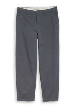 Donkergrijze pantalons met rechte pijpen, met lussen voor een riem, zijzakken, knoopsluiting en ritssluiting, maat medium, plat gelegd op een witte achtergrond.