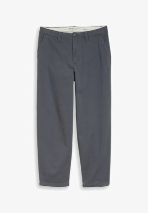 Donkergrijze pantalons met rechte pijpen, met lussen voor een riem, zijzakken, knoopsluiting en ritssluiting, maat medium, plat gelegd op een witte achtergrond.