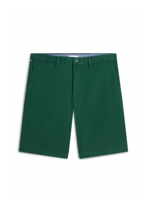 Shorts verts en coton mi-longs avec passants de ceinture, fermeture par bouton et poches latérales, étalés à plat sur un fond blanc.