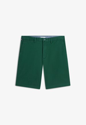 Shorts verts en coton mi-longs avec passants de ceinture, fermeture par bouton et poches latérales, étalés à plat sur un fond blanc.