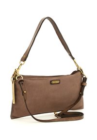 Borsa a spalla in pelle marrone con tracolla regolabile, hardware dorato e una piccola placca rettangolare del marchio sul davanti.