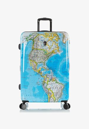 Valise rigide avec un design de carte du monde, principalement bleue avec des détails géographiques. Quatre roues et une poignée rétractable.