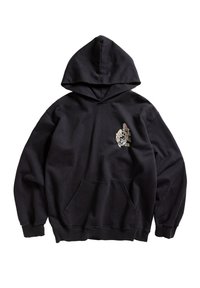 Czarna bluza z kapturem, wykonana z bawełny, z kieszenią z przodu, ściągaczami przy mankietach oraz haftowanym wzorem po lewej stronie.