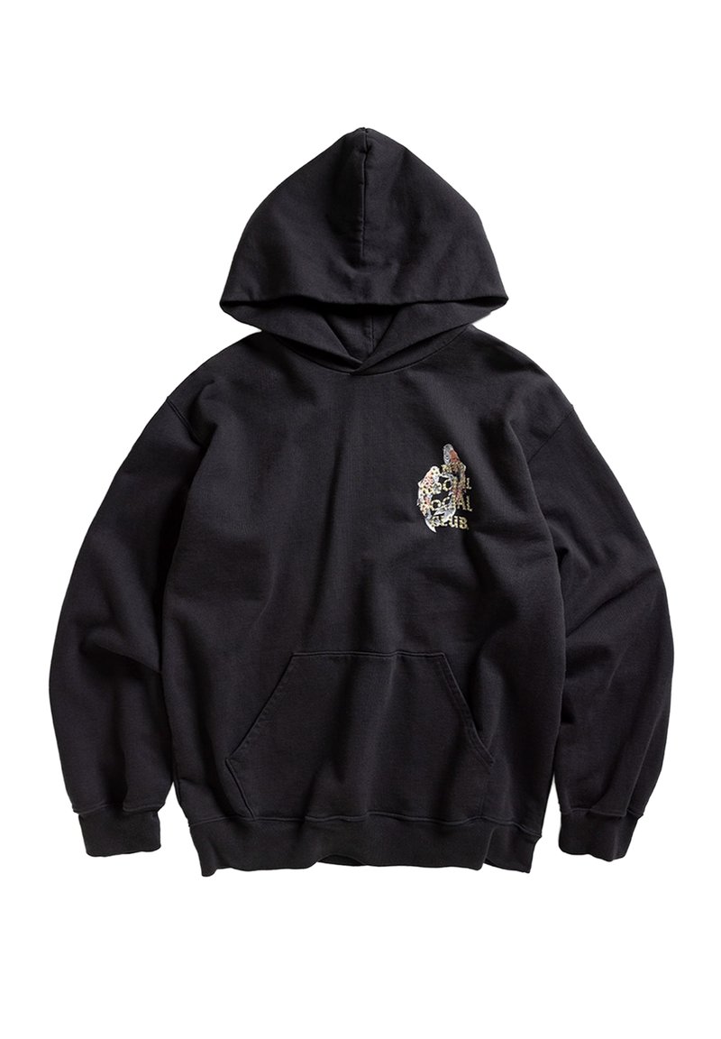 Czarna bluza z kapturem, wykonana z bawełny, z kieszenią z przodu, ściągaczami przy mankietach oraz haftowanym wzorem po lewej stronie.