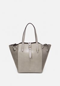 Sac fourre-tout en daim gris et matériau texturé gris clair, doté de deux poignées, d'une sangle centrale avec une boucle, et d'une ouverture supérieure spacieuse.