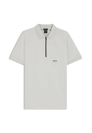 Ljusgrå kortärmad polotröja med krage, svart dragkedja framtill, bröstficka och BOSS-logotyp på fickan.