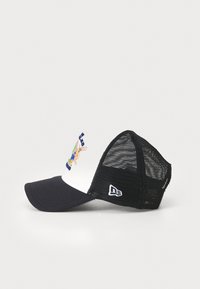 Sort og hvid trucker-cap med netbag, med et farverigt broderet grafik på fronten og en buet skygge.