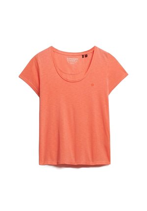 Camiseta de manga corta color coral hecha de tela suave. Presenta un escote amplio en forma de barco y un pequeño logo bordado en el pecho. Corte relajado.