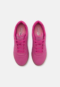 Sneaker fucsia con tomaia in tessuto texture, punta rotonda e sei occhielli per i lacci. Interno morbido con logo sulla linguetta. Suola in gomma.