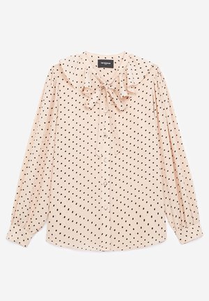 Blusa de manga larga en rosa claro con lunares negros, cuello con volantes, botones delanteros y un lazo atado en el escote.