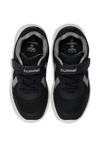 Schwarze Mesh-Sneaker mit grauen Akzenten, ausgestattet mit einem Klettverschluss, Schnürsenkeln und einer flexiblen weißen Außensohle. Logo auf der Zunge sichtbar.