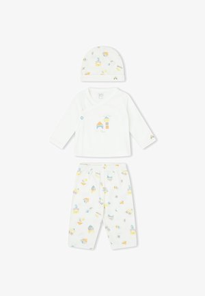 Conjunto blanco para bebé de tres piezas con camiseta cruzada de manga larga, pantalones elásticos y gorro a juego, todos con estampados de bloques geométricos en tonos pastel.
