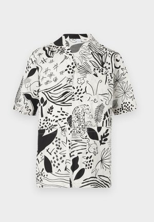 Chemise à manches courtes boutonnée avec imprimé nature abstrait en noir et blanc, comprenant des illustrations de feuilles, fleurs, papillon, léopard et renard.