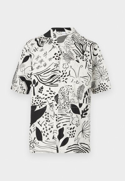 Πουκάμισο με κοντά μανίκια και κουμπιά με ασπρόμαυρο αφηρημένο φυσικό σχέδιο, που περιλαμβάνει εικόνες φύλλων, λουλουδιών, πεταλούδας, λεοπάρδαλης και αλεπούς.