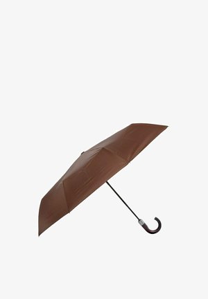 Brązowy otwarty parasol z zakrzywioną, ciemną drewnianą rączką i czarnym metalowym trzonkiem na białym tle.