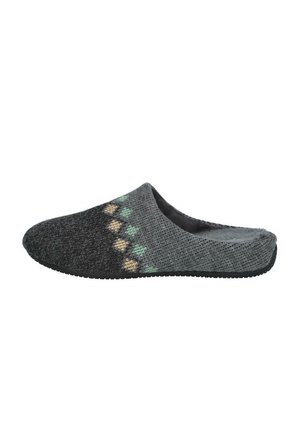 Zapatilla gris única tipo slip-on con tejido estampado y forro suave, diseñada para comodidad en interiores y fácil uso.